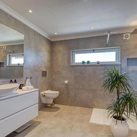 別荘 7 Boa Nova - Immaculately Presented Townhouse *