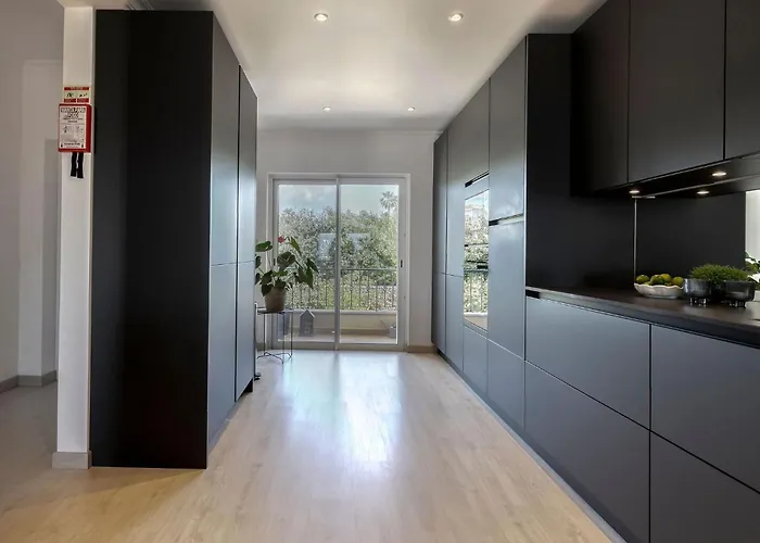 7 Boa Nova - Immaculately Presented Townhouse Ferragudo