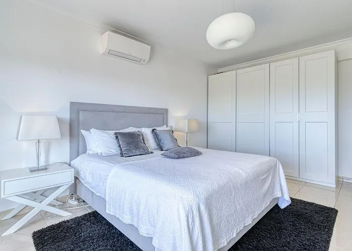 7 Boa Nova - Immaculately Presented Townhouse Ferragudo (Faro)